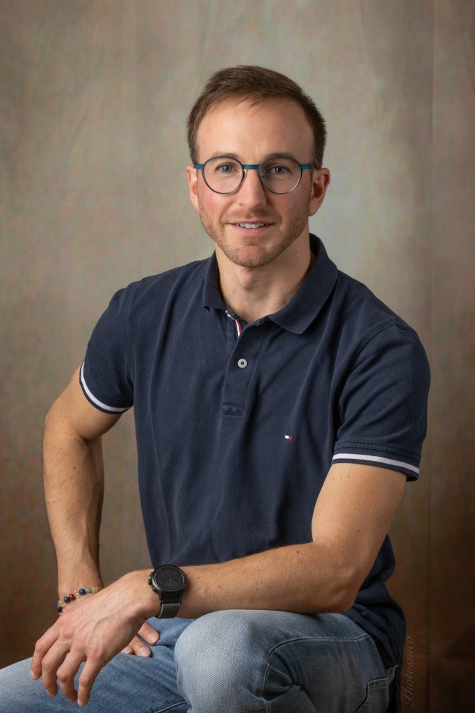 Portrait d’un homme assis en studio réalisé par un photographe professionnel à Pujaudran pour une photo de CV.